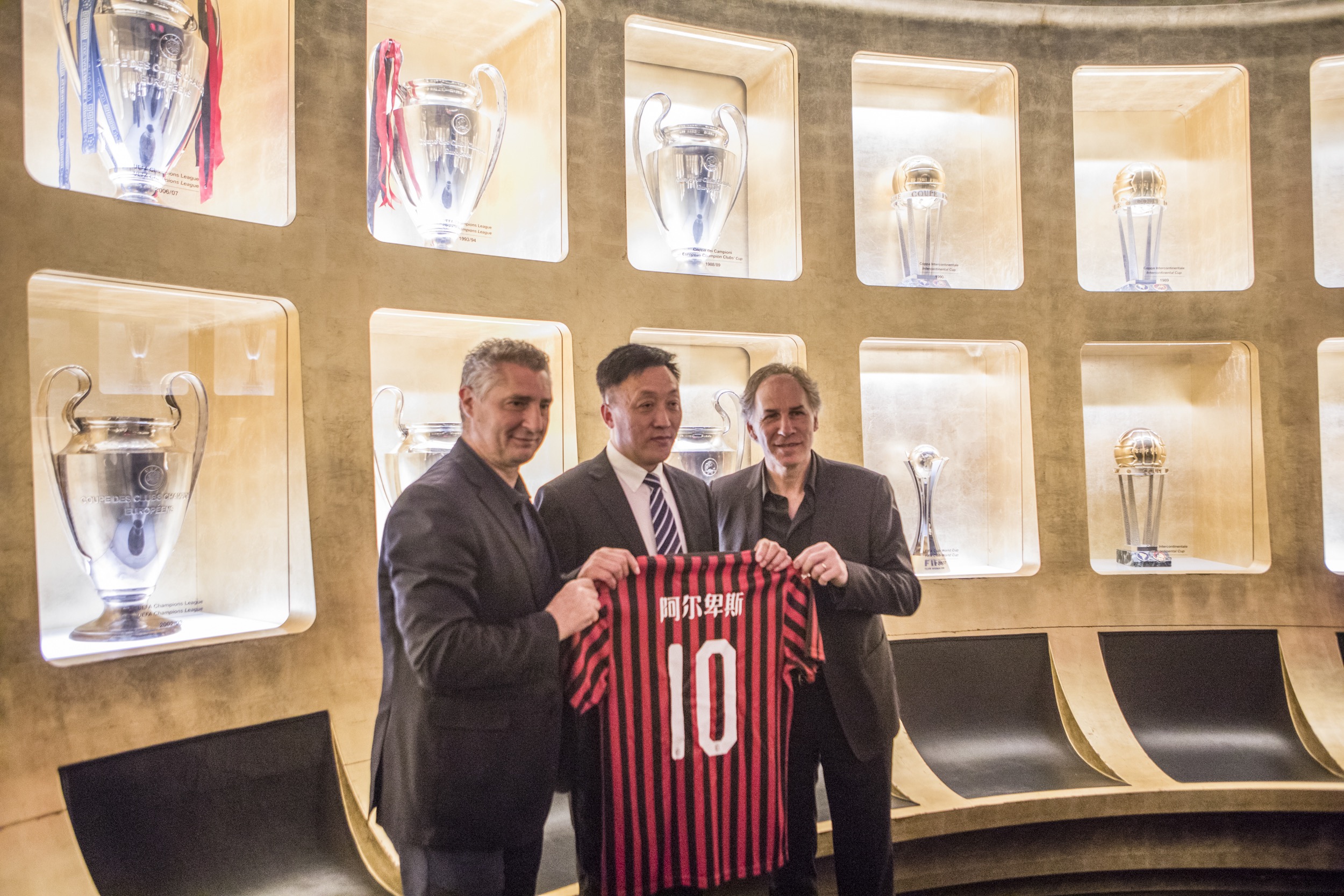 罗马诺：罗德里戈不在切尔西的目标名单上，维尼修斯也一样（罗马诺：切尔西引援名单无罗德里戈，维尼修斯同样不在其列）