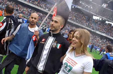 11球，巴萨是欧冠改制以来打入乌龙球最多的球队（欧冠改制以来，巴萨以11个乌龙球成为自摆乌龙最多的球队）