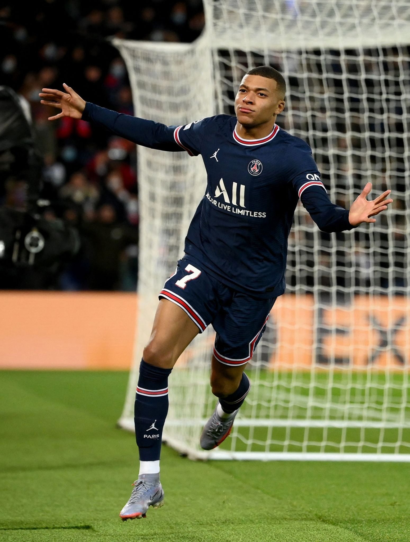 莱万西甲生涯进74球，同期单一联赛进球数仅次于哈兰德和凯恩（莱万西甲累计74球，同期单联赛进球数仅逊哈兰德与凯恩）