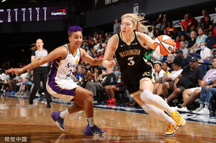 詹姆斯篮板抢断关键时刻锁定胜局（关键时刻，詹姆斯以篮板与抢断锁定胜局）