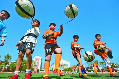阿斯：利物浦拜仁领跑格伊争夺战，皇马因其高薪高签字费退出（阿斯：格伊争夺战利物浦、拜仁占优，皇马因薪资与签字费要求过高退出）