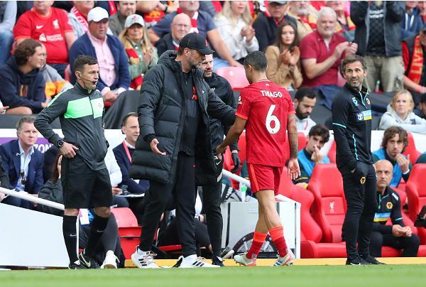 青岛海牛：李霄鹏未与球队告别，近期会根据明年情况与其谈续约（青岛海牛：李霄鹏尚未与球队告别，续约将依据明年形势近期商谈）